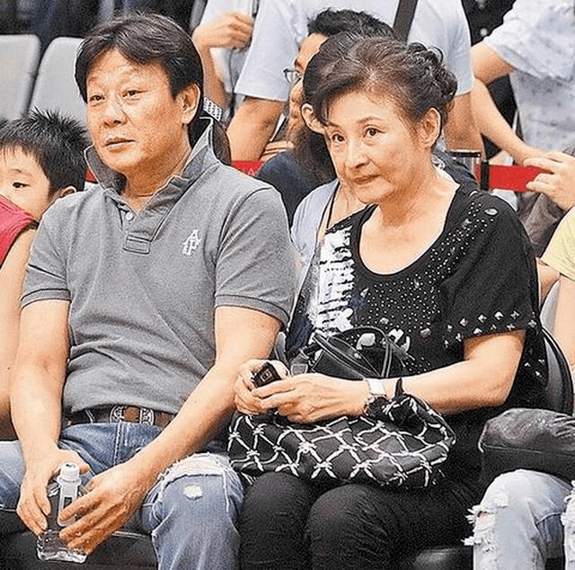 68岁寇世勋晒父子合照,儿子寇家瑞变样不少,39岁仍未婚|寇家瑞|寇世勋|崔瑶琪_新浪新闻