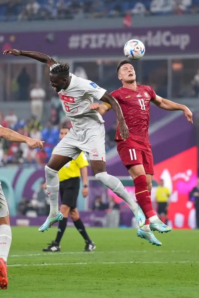 12月2日，塞尔维亚队球员卢卡·约维奇（右）和瑞士队球员扎卡里亚在比赛中争顶头球。新华社记者 郑焕松 摄
