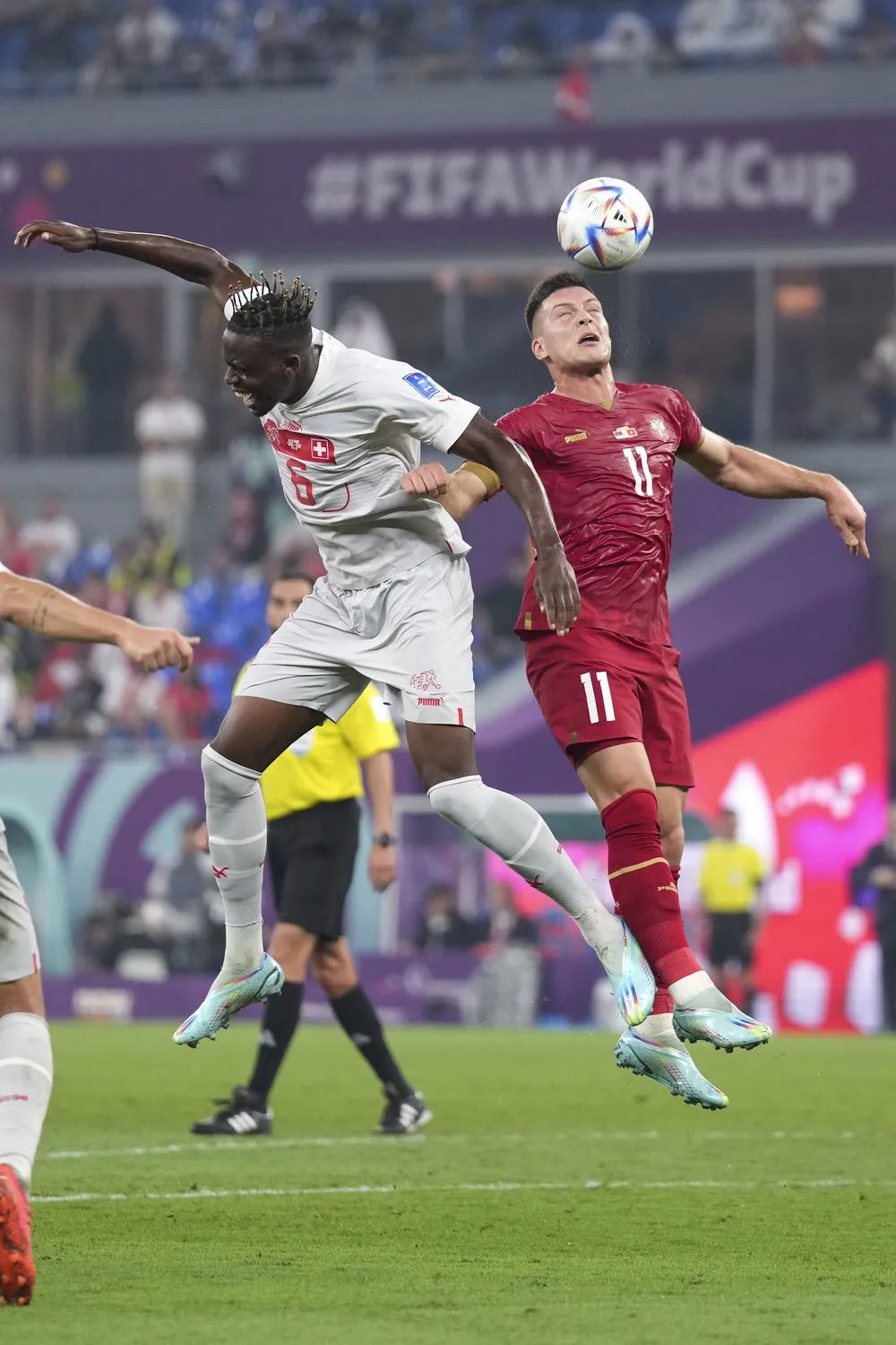 ▲12月2日，塞尔维亚队球员卢卡·约维奇（右）和瑞士队球员扎卡里亚在比赛中争顶头球。新华社记者 郑焕松 摄