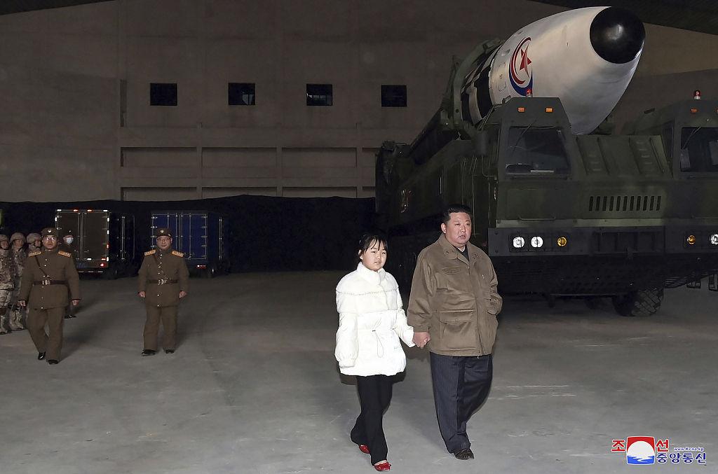 当地时间2022年11月18日，朝鲜平壤，朝鲜最高领导人金正恩（右）和他的女儿金主爱在平壤国际机场视察一枚导弹。朝鲜国家媒体说，朝鲜最高领导人金正恩监督了“火星-17”型导弹的发射。人民视觉 资料图