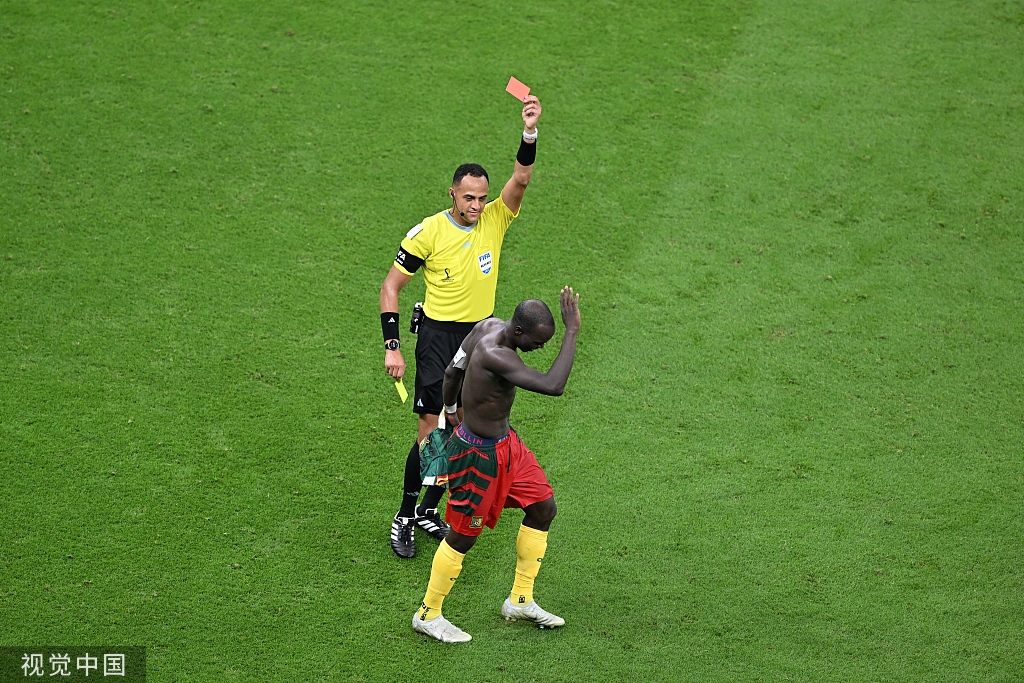 阿布巴卡尔进球后脱衣庆祝，吃到第二张黄牌被罚下。