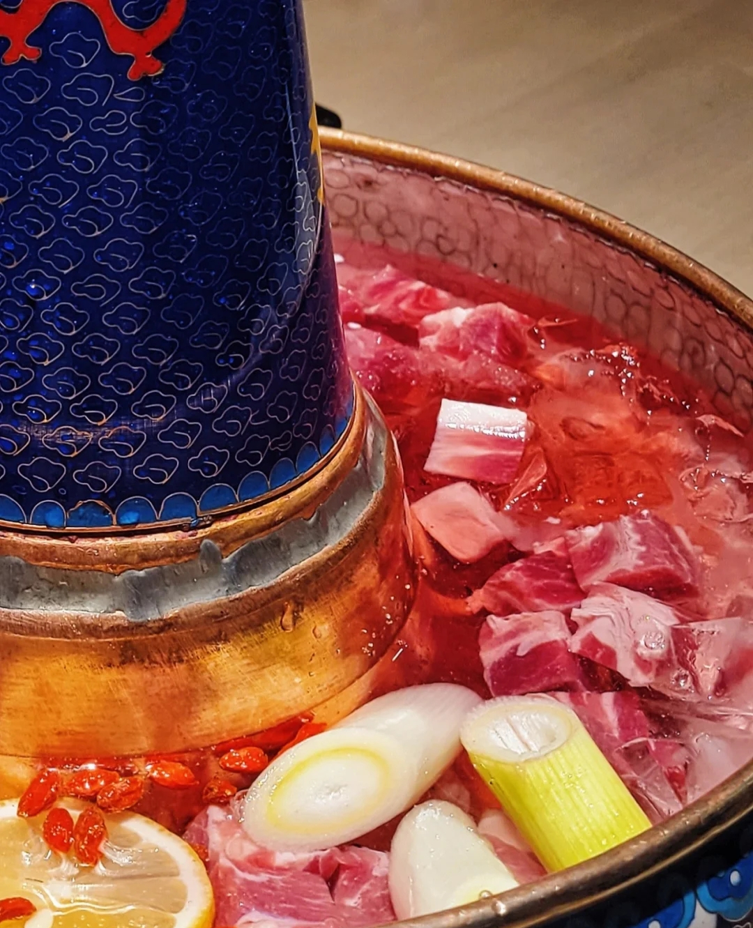 冰,火,羊肉的共舞,使得煮出来的羊汤都格外鲜香扑鼻,而当把羊肉从锅中
