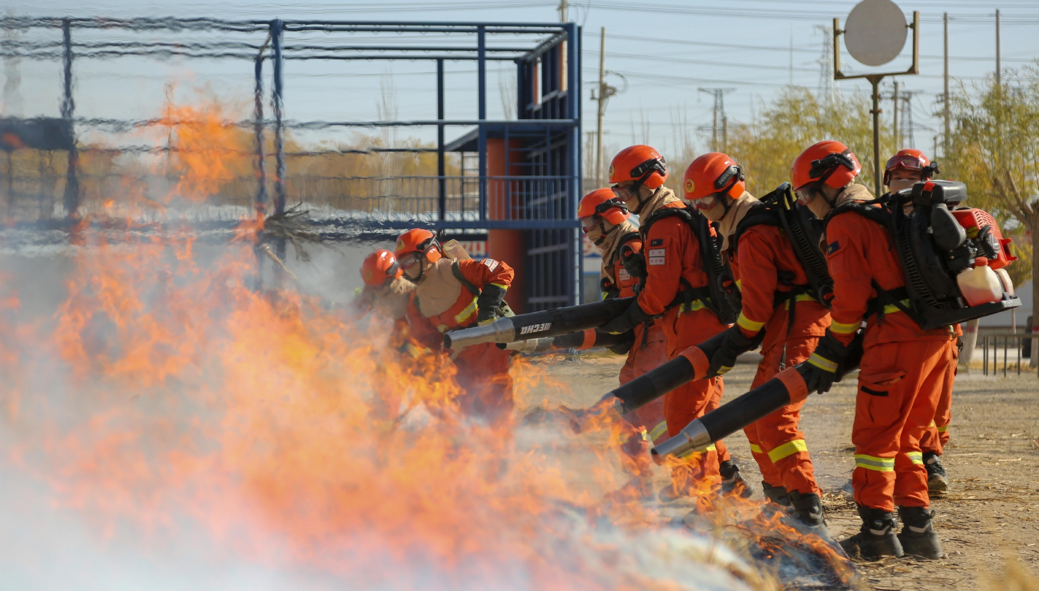 消防员在训练中扑救明火.图源 新疆巴州森林消防支队