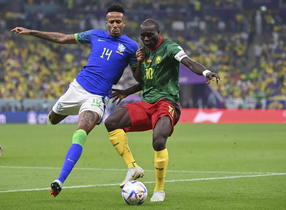 ▲12月2日，巴西队球员米利唐（左）和喀麦隆队球员阿布巴卡尔在比赛中拼抢。新华社记者 陈诚 摄