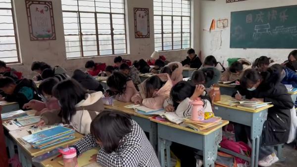 小学老师录进教室前一幕:一句“老师来了”学生秒变学习状态_手机新浪网