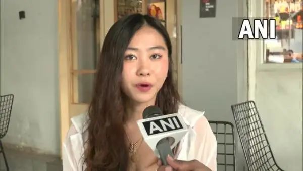 在印度被俩男子骚扰，韩女主播：我爱这里，还会再来