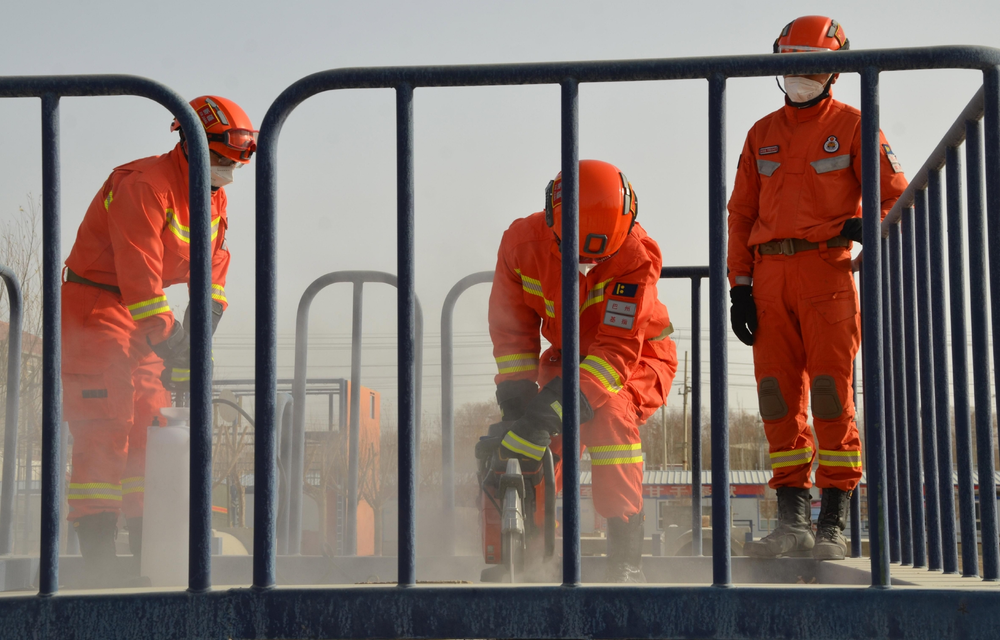 消防员针对雨雪冰冻天气开展救援演练.图源 新疆巴州森林消防支队
