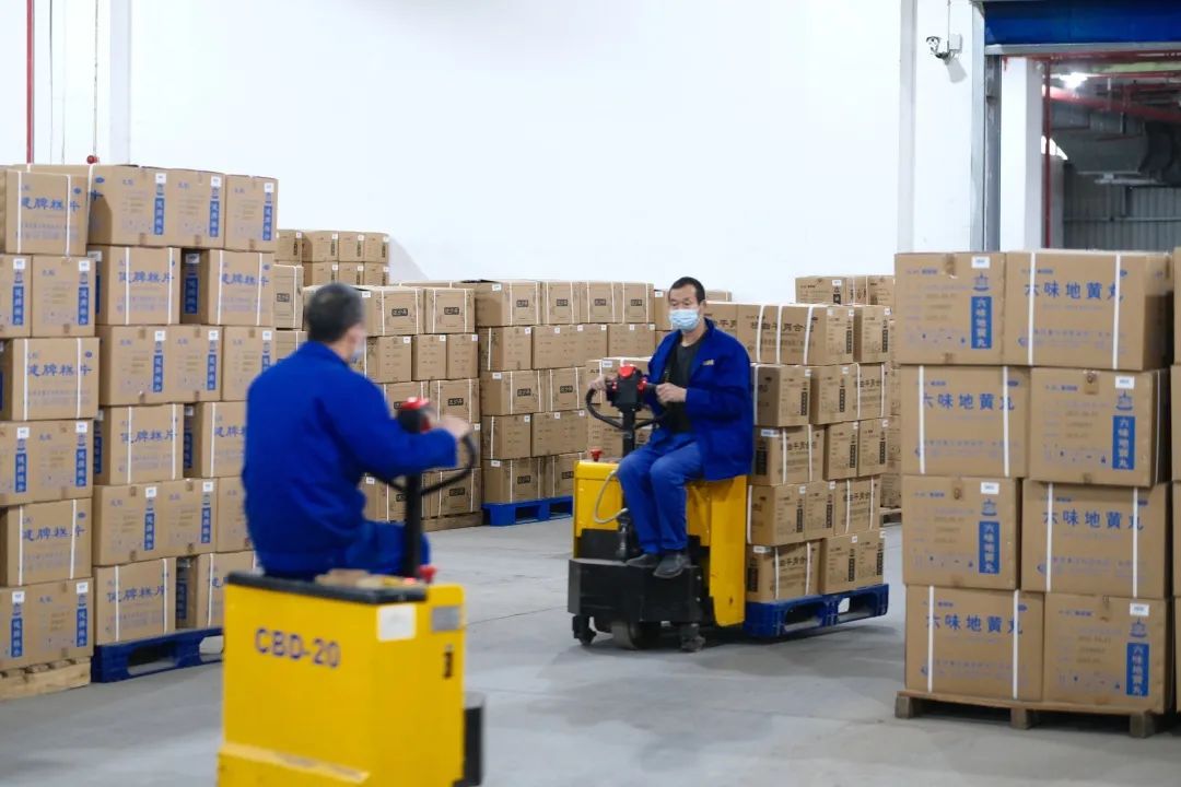 12月2日,重庆经开区安得物流园,工作人员正在卸货.