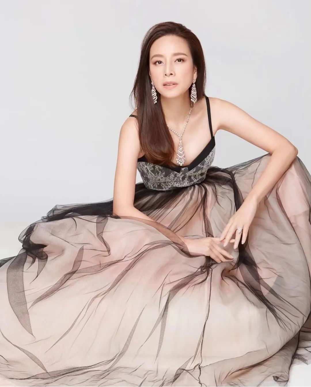 拒嫁王室的顶尖华裔名媛:波士顿大学毕业的她,靠自己活成了大女主