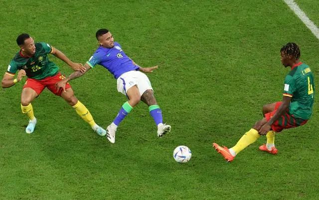 12月2日，巴西队球员热苏斯（中）与喀麦隆队球员埃博斯（左）在比赛中拼抢。新华社记者 韩岩 摄