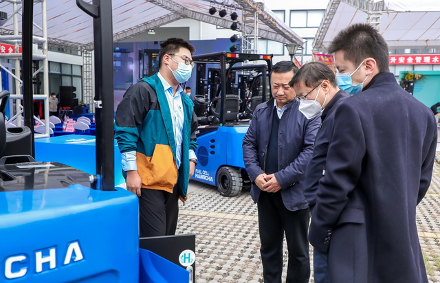 12月3日上午，业内人士在参观氢能源动力叉车。