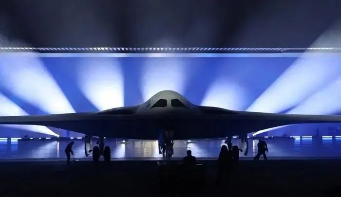 美军最神秘轰炸机亮相了