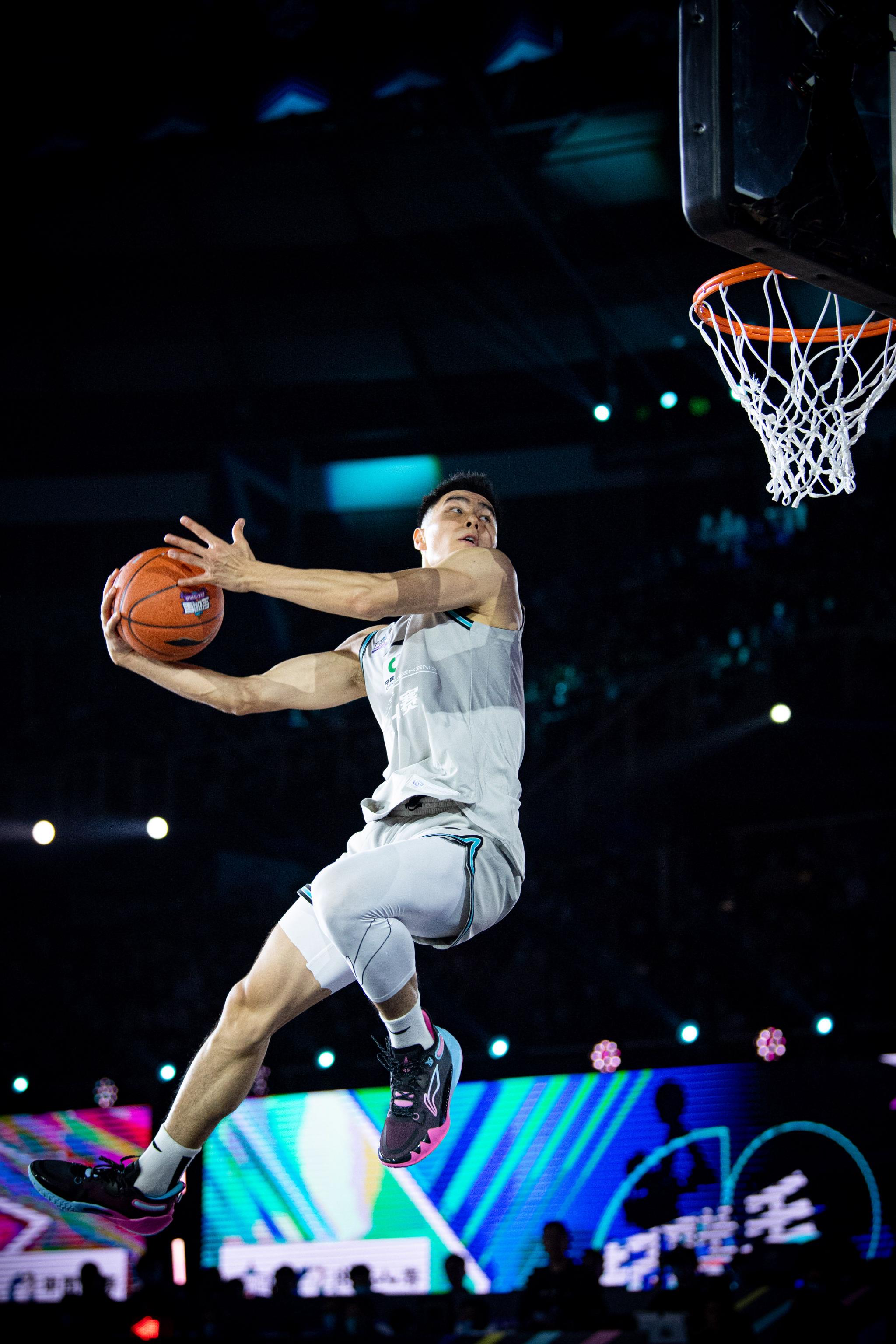 篮球——cba全明星赛:李添荣获扣篮大赛冠军|篮球|扣篮|李添荣_新浪