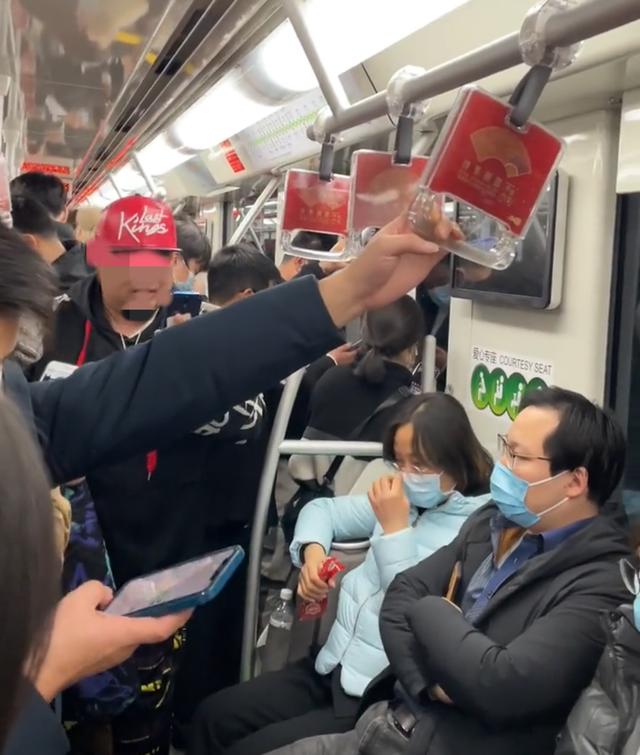 一男子在车厢内不戴口罩唱歌，上海地铁：提醒无效可打110