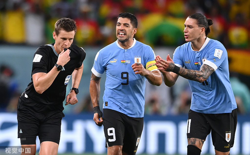 乌拉圭球员向裁判讨要说法。
