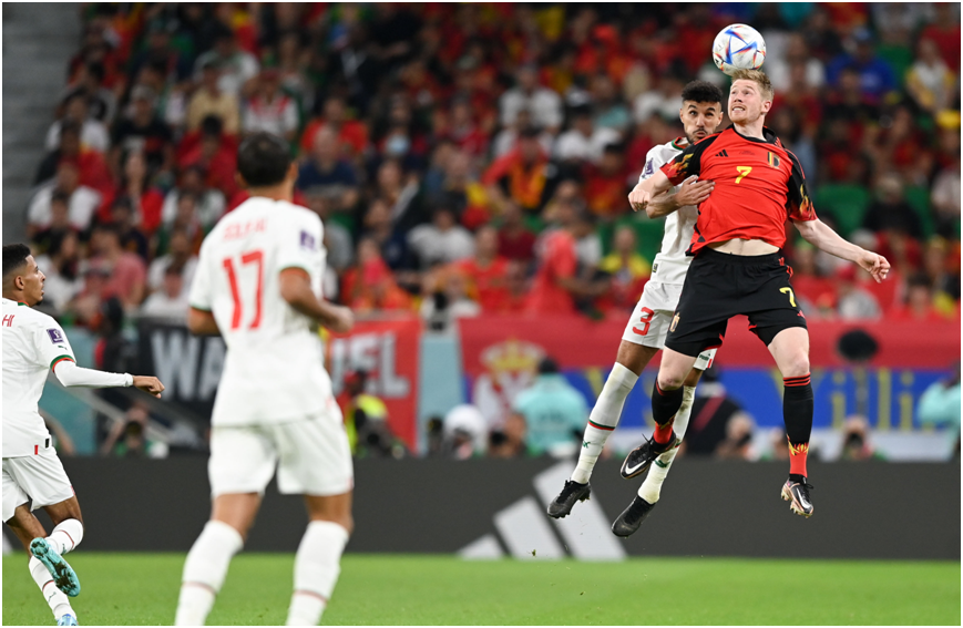 ▲11月27日，比利时队球员德布劳内（右一）与摩洛哥队球员马兹拉维争顶。（新华社）