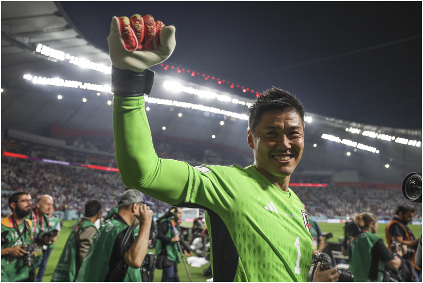 ▲12月1日，日本队守门员川岛永嗣在比赛后庆祝胜利。（新华社）