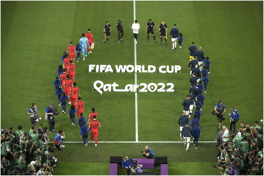 ▲12月2日，韩国队和葡萄牙队球员在比赛前入场。（新华社）