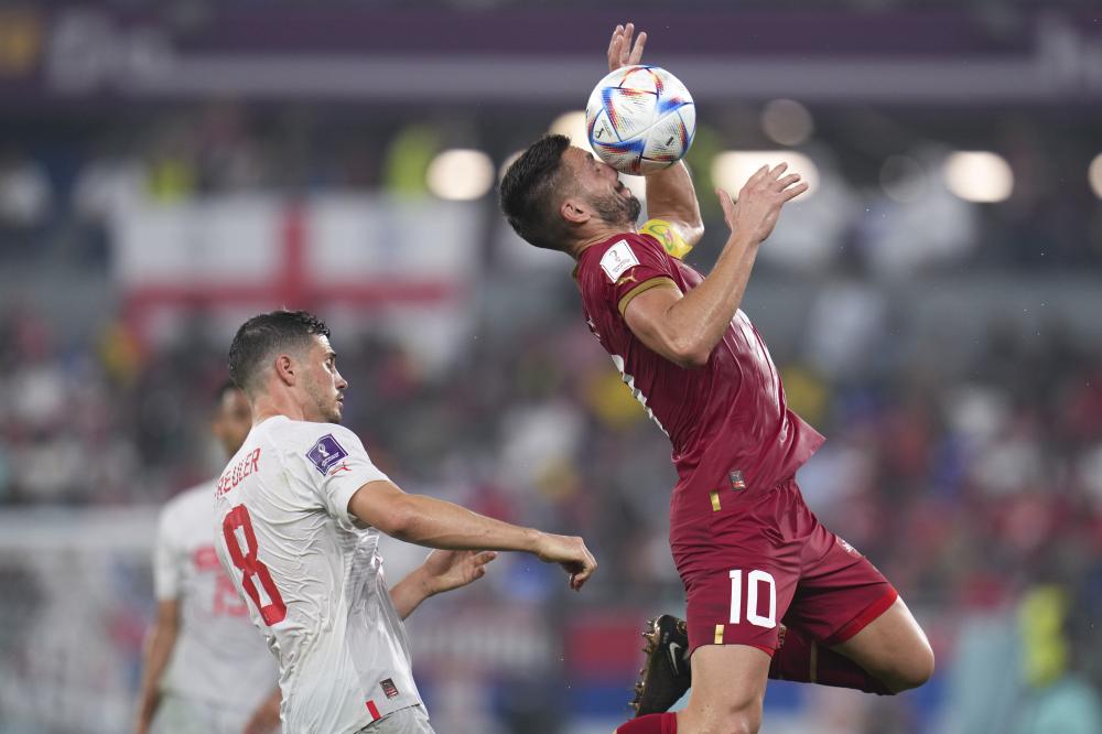 12月2日,塞尔维亚队球员杜桑·塔迪奇(右)在比赛中拼抢.