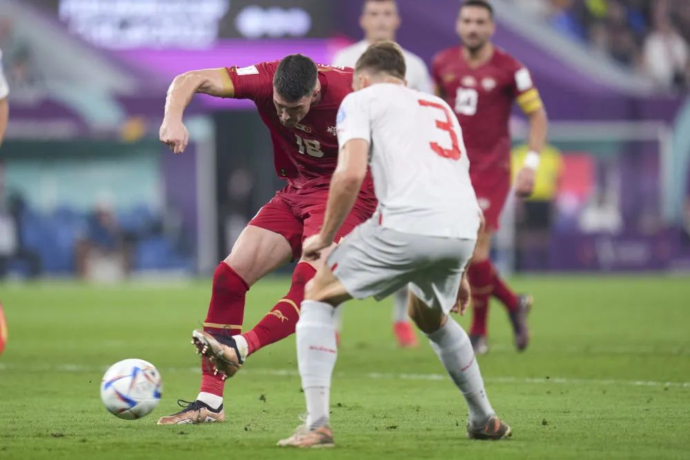 ▲12月2日，塞尔维亚队球员弗拉霍维奇（左）和瑞士队球员威德默在比赛中拼抢。新华社记者 孟鼎博 摄