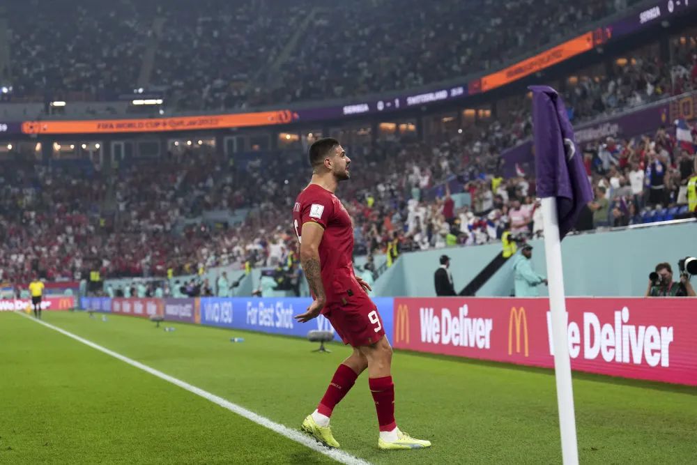 ▲12月2日，塞尔维亚队球员米特罗维奇在进球后庆祝。新华社记者 孟鼎博 摄