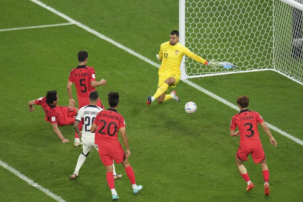 ▲12月2日，韩国队球员金英权（左一）在比赛中射门得分。新华社记者 孟鼎博 摄
