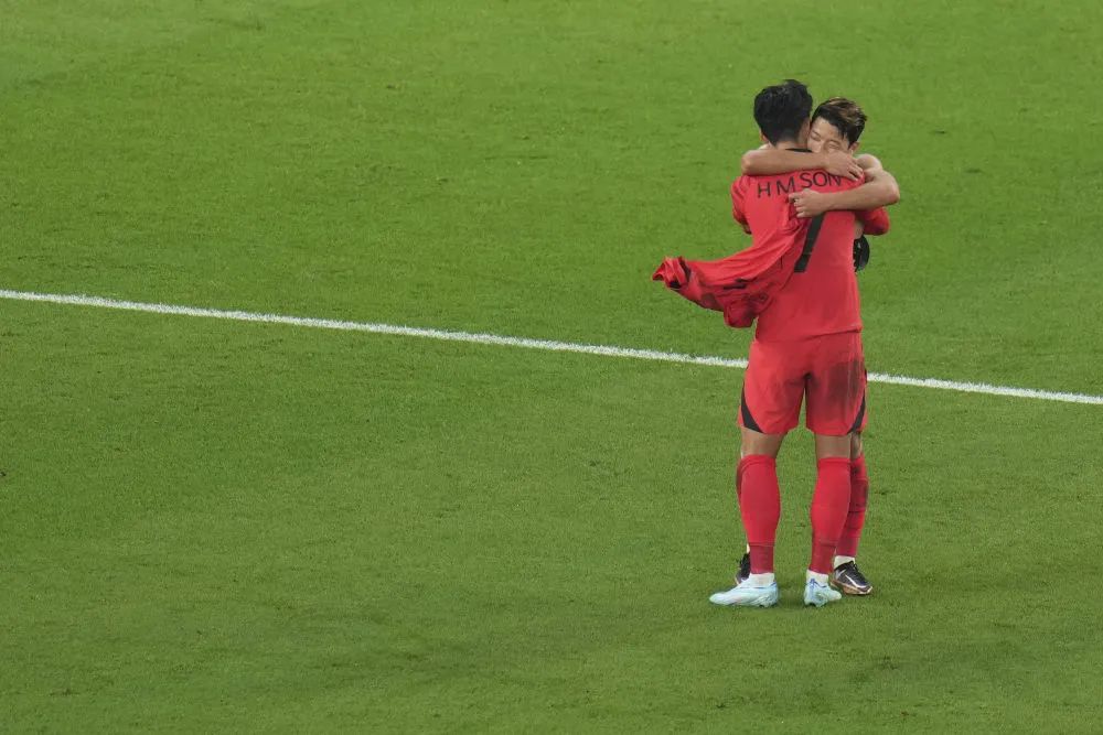 ▲12月2日，韩国队球员黄喜灿（后）在比赛中进球后与队友孙兴民庆祝。新华社记者 孟鼎博 摄