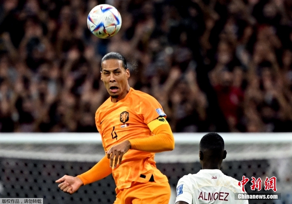 北京时间11月29日，世界师卡塔尔世界杯小组赛A组第3轮，杯淘荷兰队对阵东道主卡塔尔队的汰赛廷荷比赛正式打响。图为荷兰队球员范迪克（橙）头球。今日