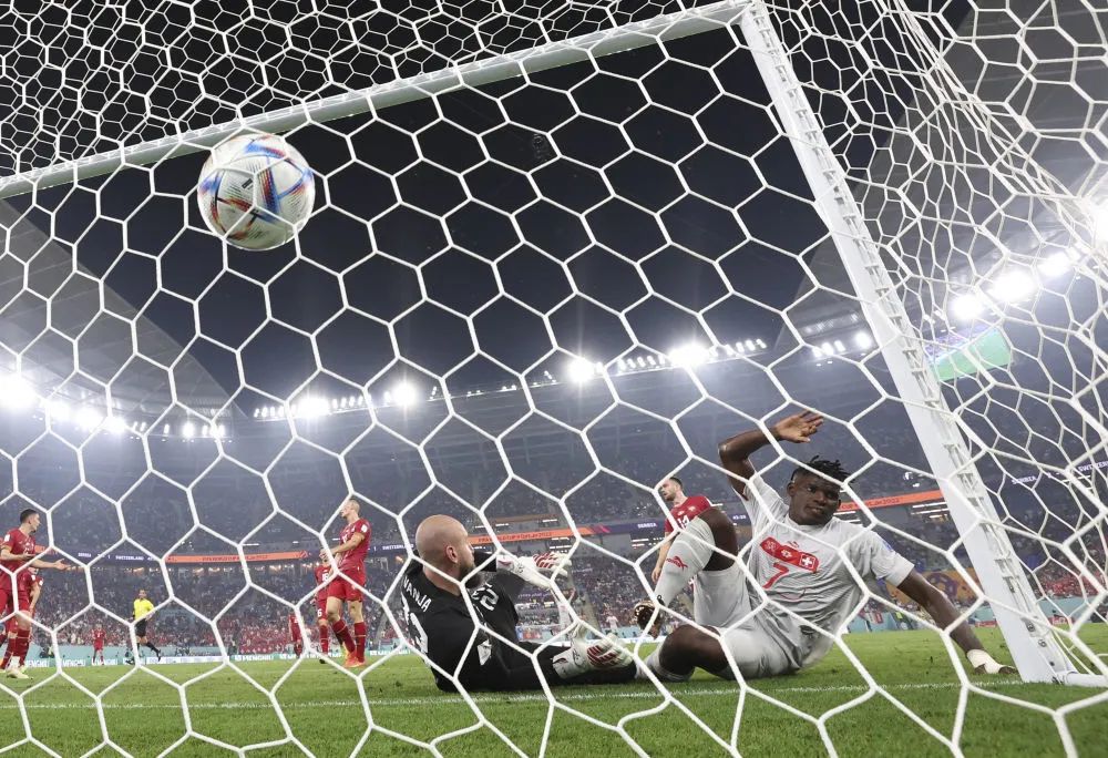 ▲12月2日，瑞士队球员恩博洛（右）比赛中射门得分。新华社记者 徐子鉴 摄