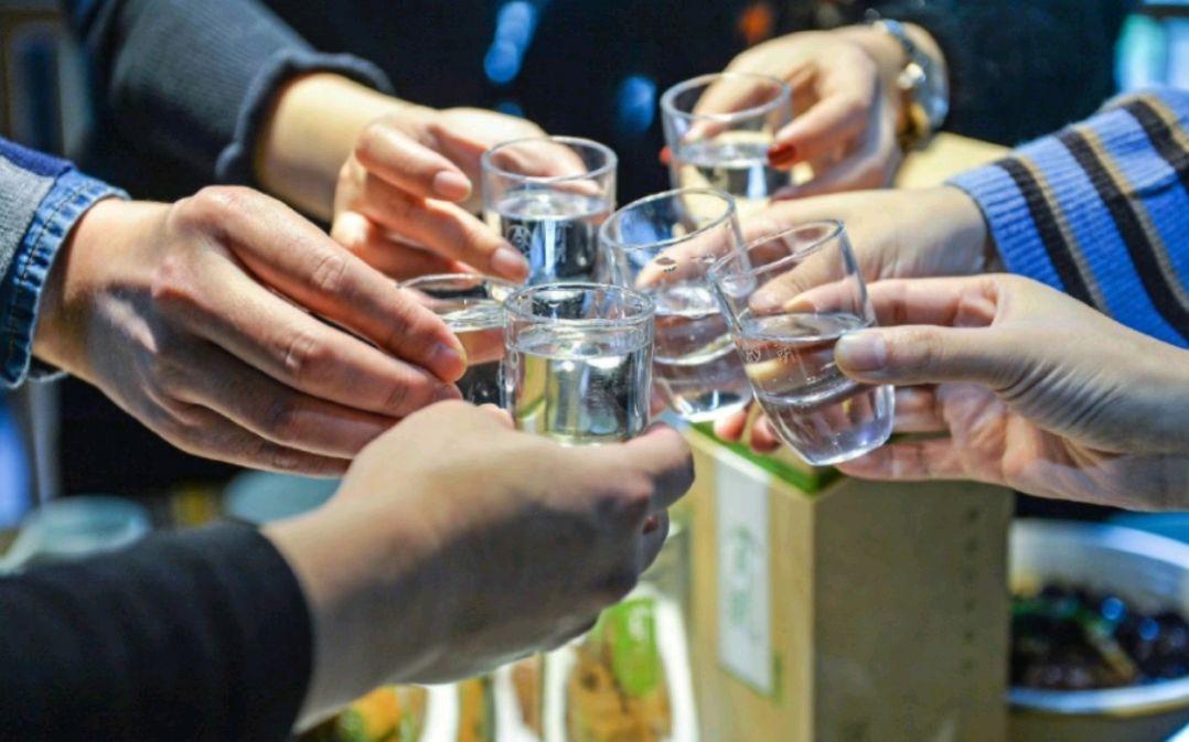 经常喝酒的人若出现4个现象,或提示已不适合喝酒,建议尽早戒