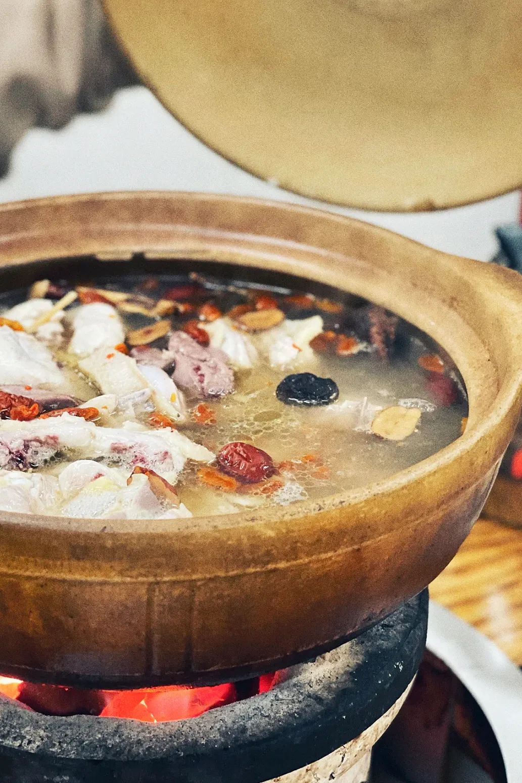 秋冬进补讲求清补,用红枣,枸杞,玉竹,沙参等煲成的清补凉,性平温补又