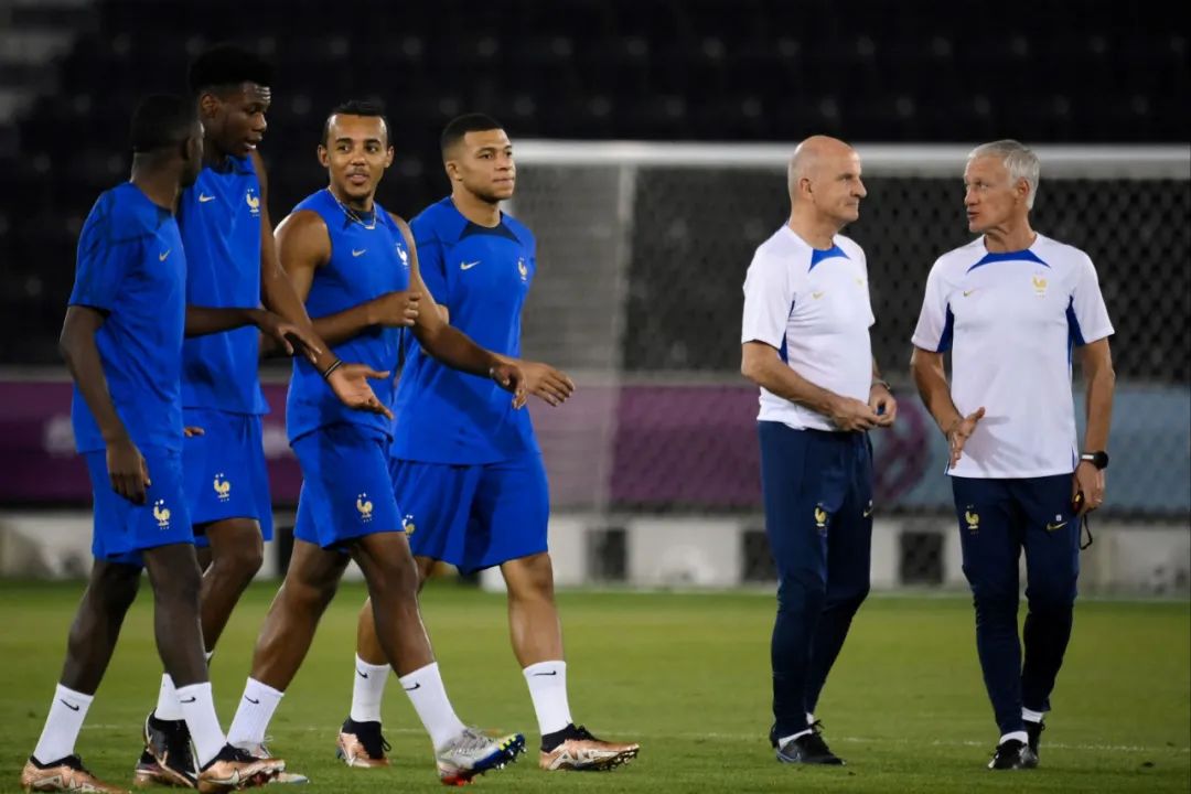 3日，法国国家足球队的教练和球员在多哈一处训练场进行训练。图源：外媒