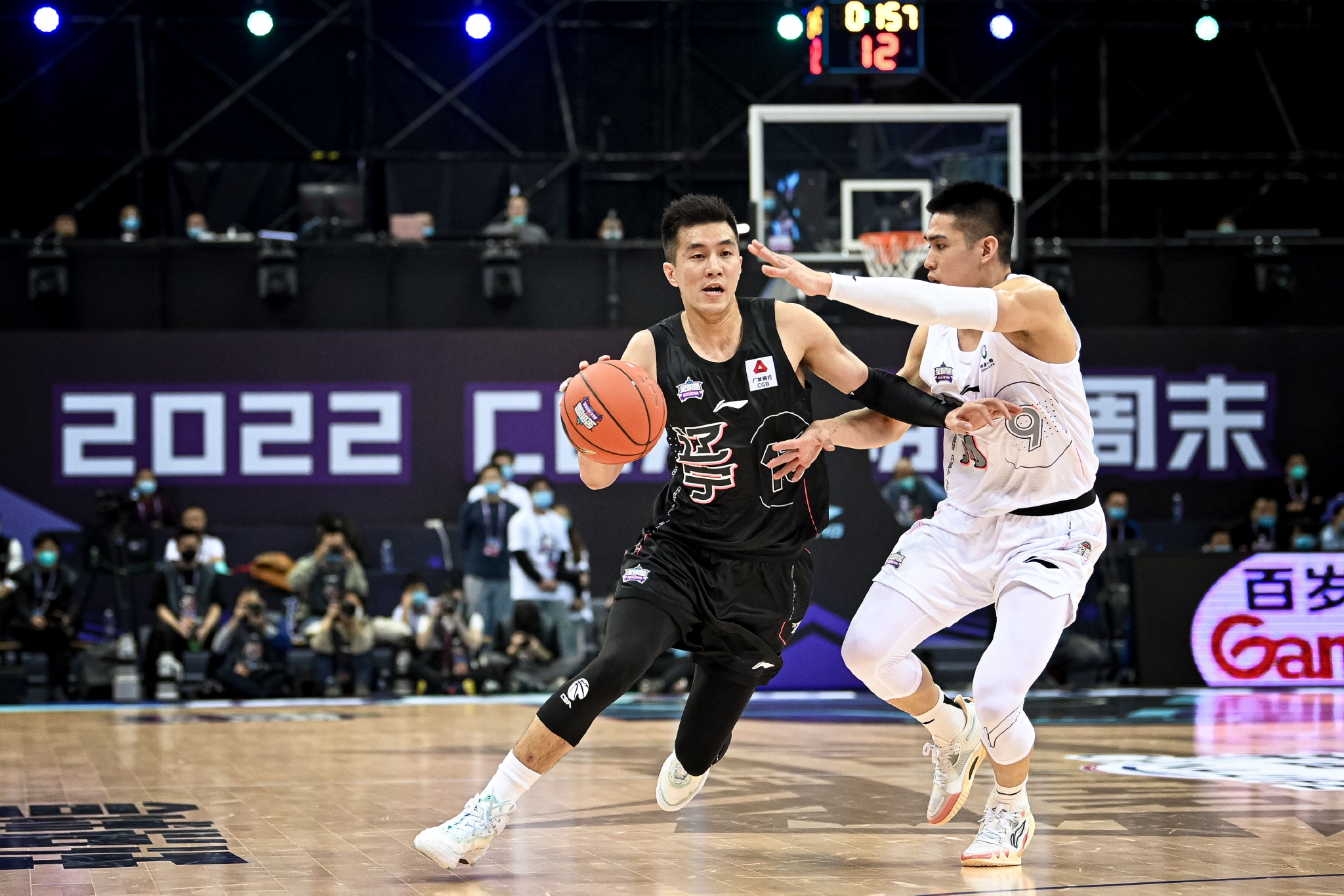 新华社记者江汉摄南区队的易建联以一记三分球开启本次全明星比赛,北