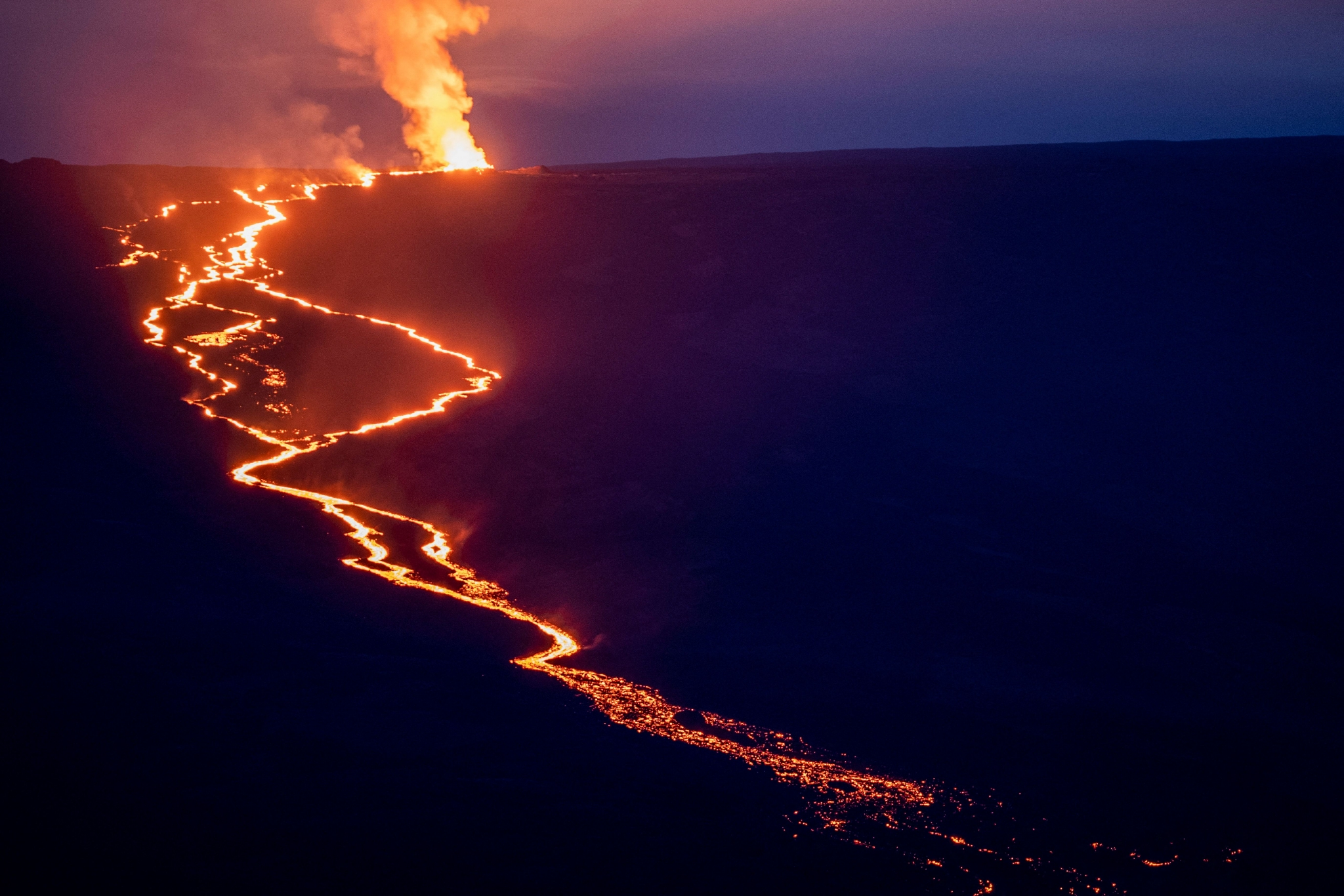 冒纳罗亚火山继续喷发__财经头条