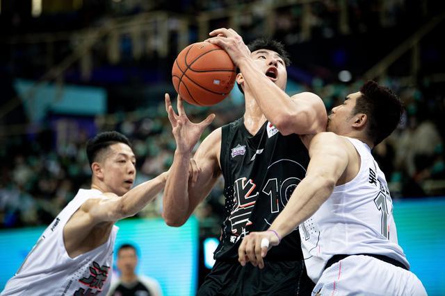 6分6篮板9助攻,郭艾伦2分4篮板3助攻,阿不都沙拉木8分,陶汉林8分5篮板