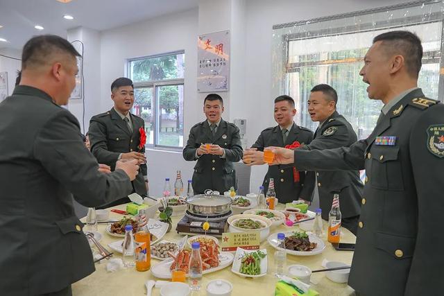 老兵要退役回家了,最后一次部队会餐|军衔_新浪新闻