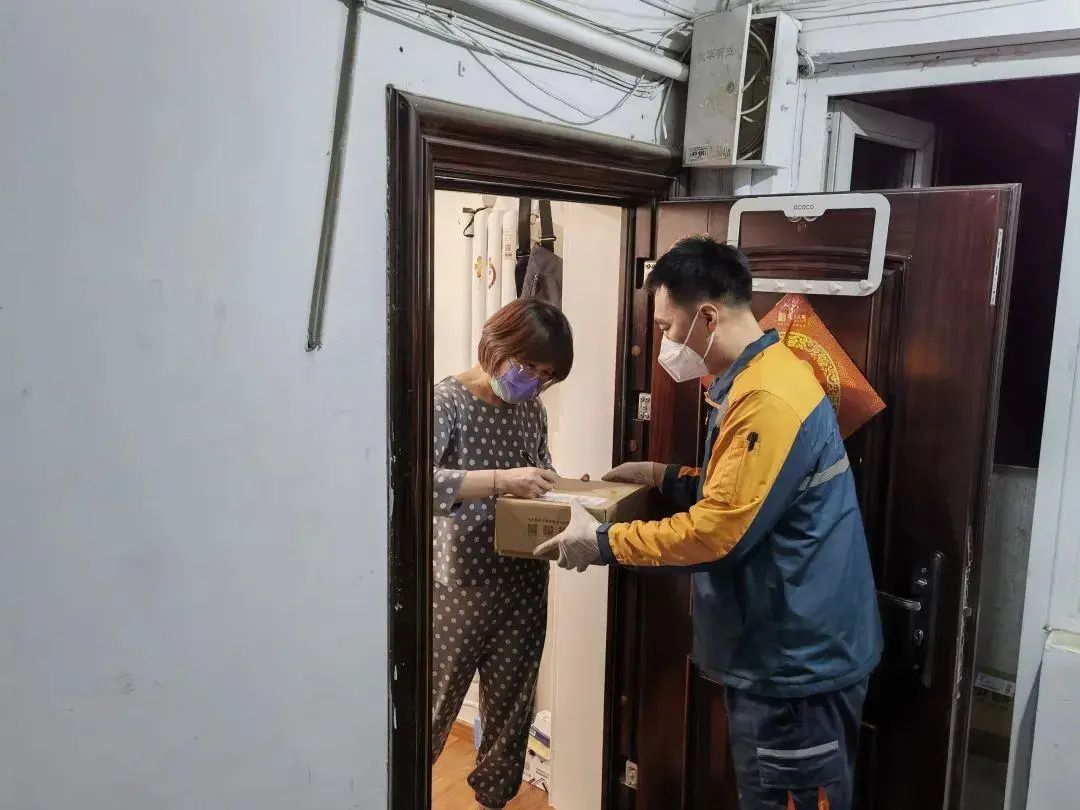 邮政快递小哥送货上门/来自中国邮政报