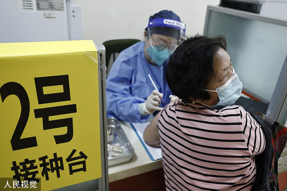 2022年4月21日，在上海市奉贤区南桥镇社区卫生服务中心，老年居民在接种新冠疫苗。 中新社记者 殷立勤 摄 