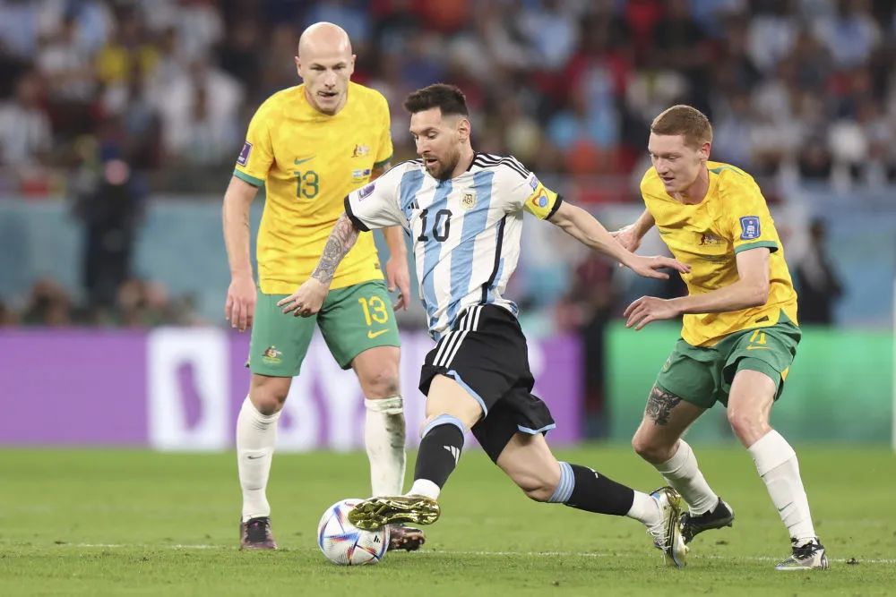 12月3日,梅西(中)在比赛中带球.新华社记者曹灿摄