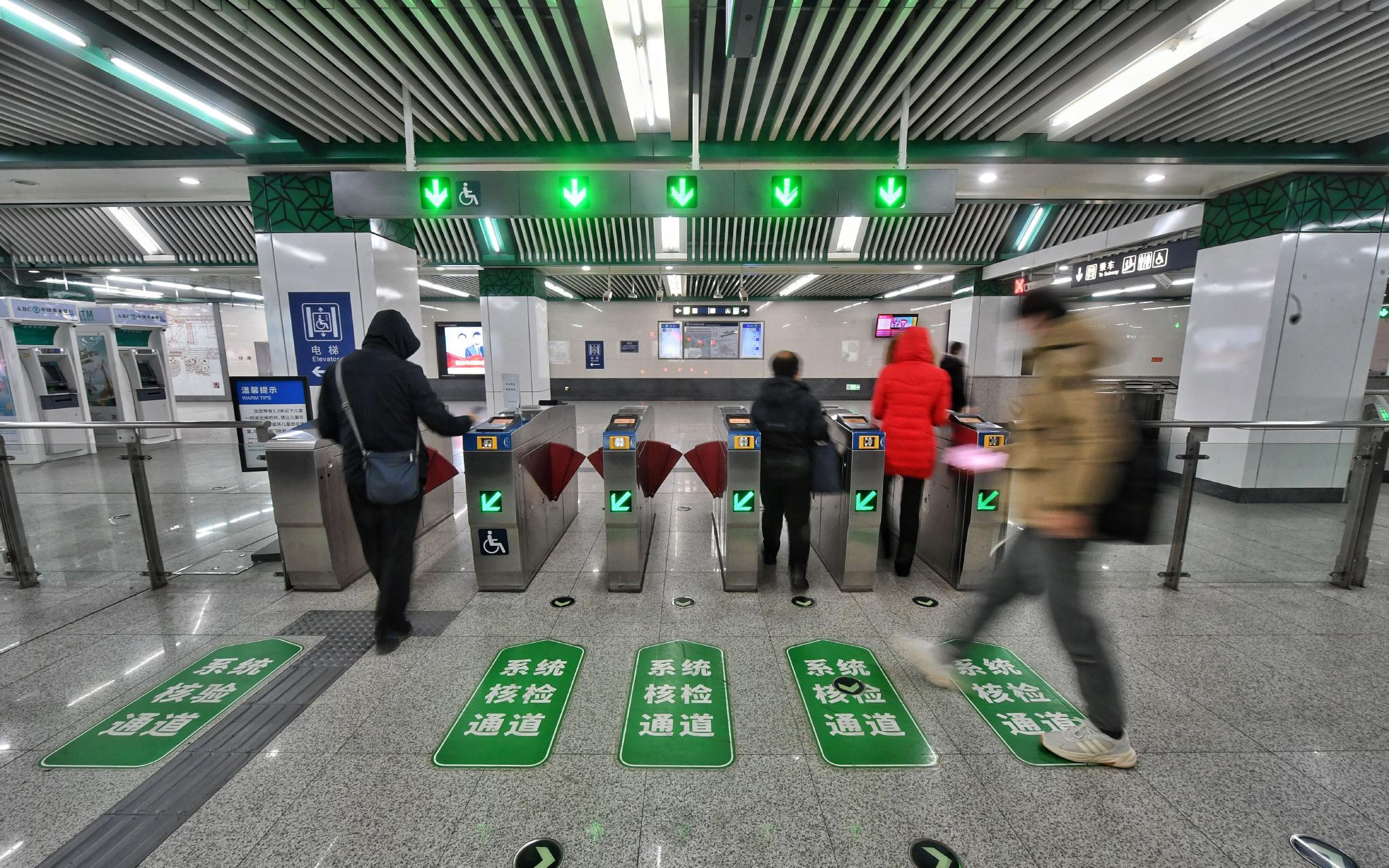 地铁7号线百子湾站，乘客正在进站。新京报记者 王贵彬 摄