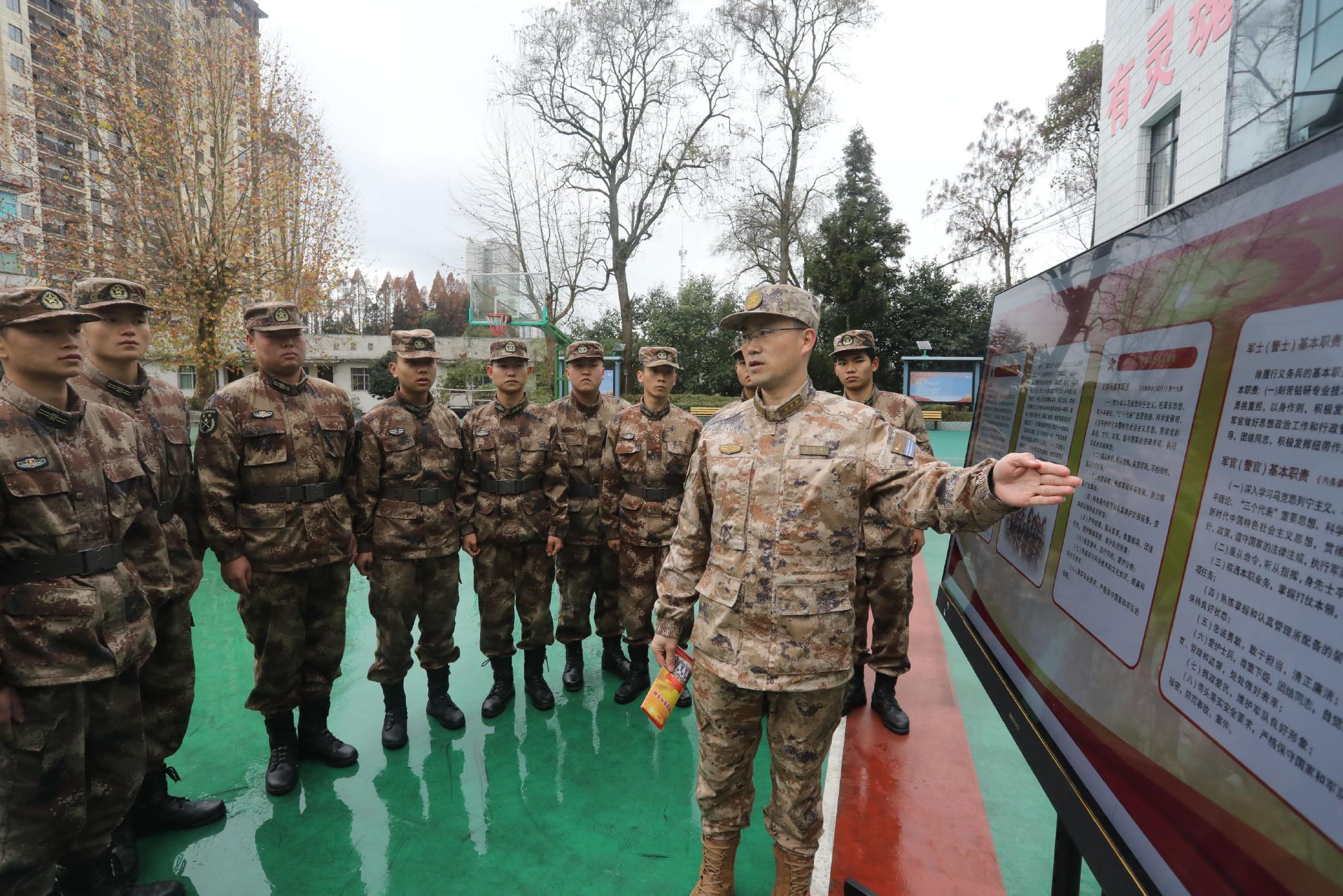 贵州纳雍:法制宣传进军营