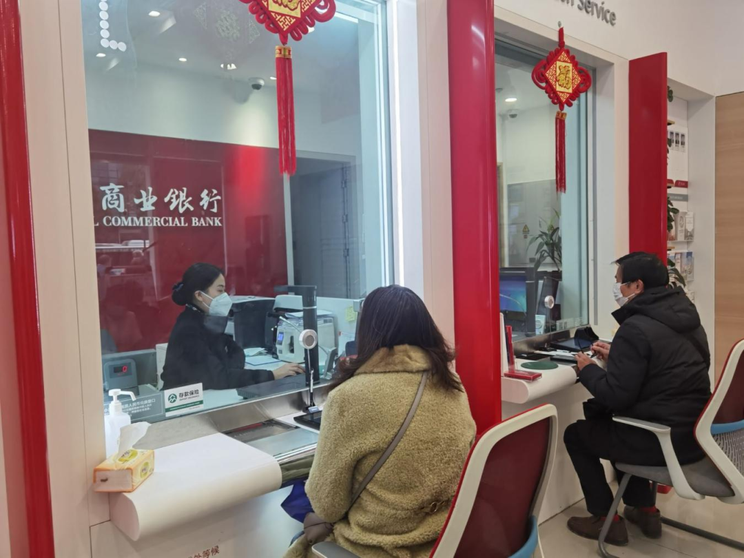 重庆农商行1400余个网点恢复营业，客户正在柜台办理业务。重庆农商行供图