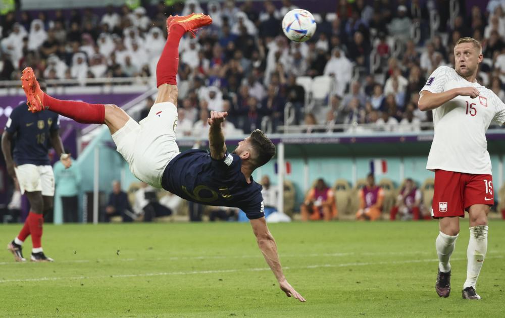 12月4日,吉鲁(左)倒钩射门.新华社记者 兰红光 摄