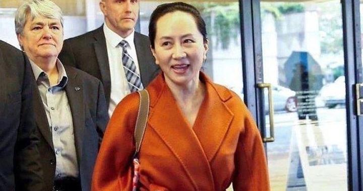 50岁孟晚舟到了中年更优雅:裙永远成套,光腿穿大衣减龄又高级|大衣|穿搭|孟晚舟_新浪新闻