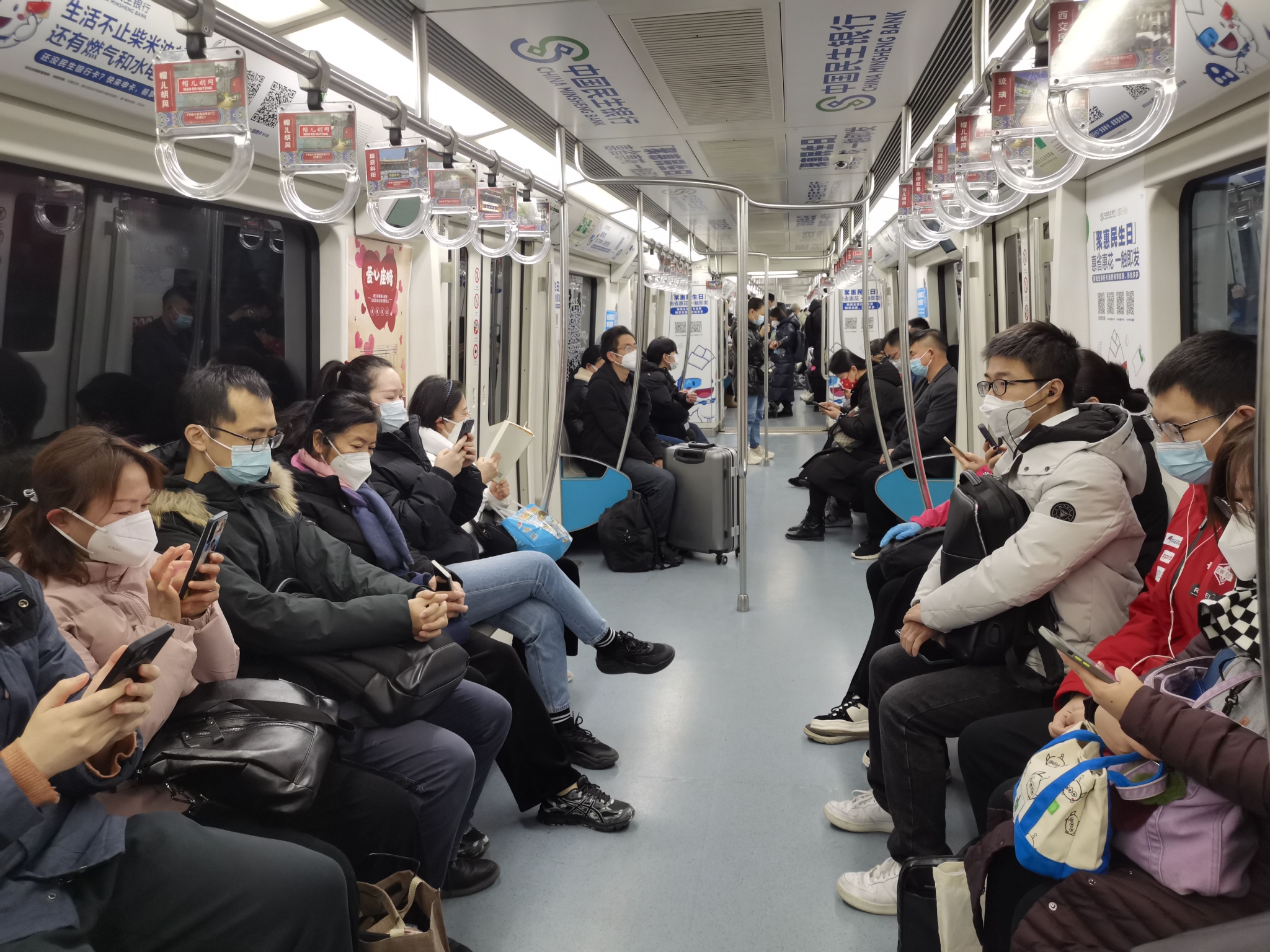 地铁10号线，客流回升较为明显，车厢内几乎没有空座位。新京报记者 王贵彬 摄