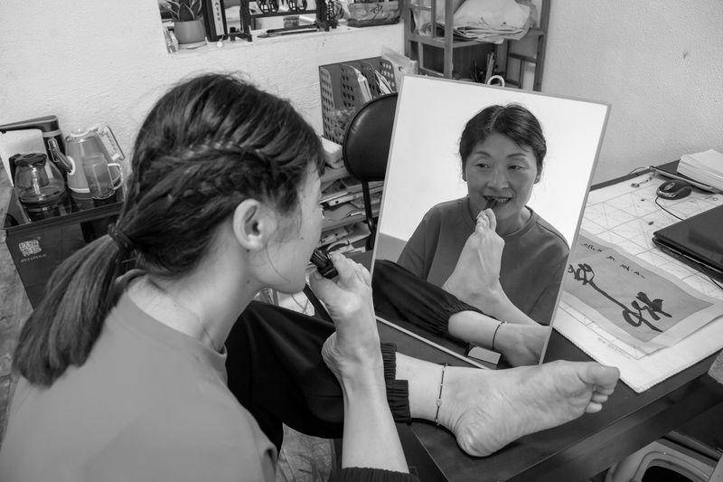 江苏省摄影艺术展上用脚化妆的她很美