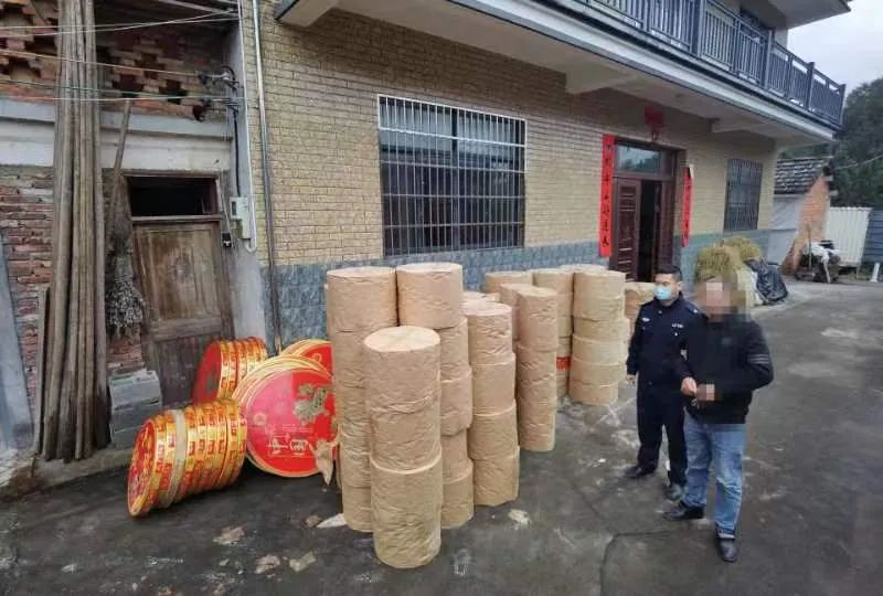 打开车厢门满满一车烟花爆竹 杭州民警惊了！4人被拘！休闲区蓝鸢梦想 - Www.slyday.coM