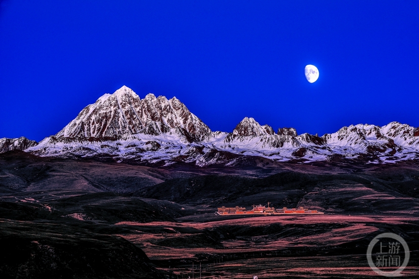 《月光下的雅拉雪山》 邓元良 摄