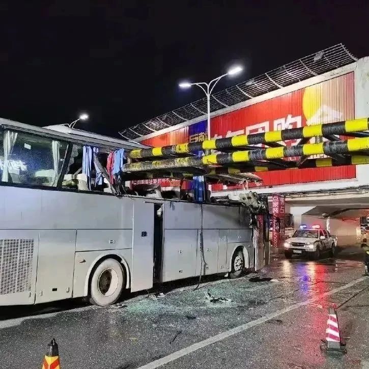 广西旅游大巴惨遭“削顶”，致1死13伤