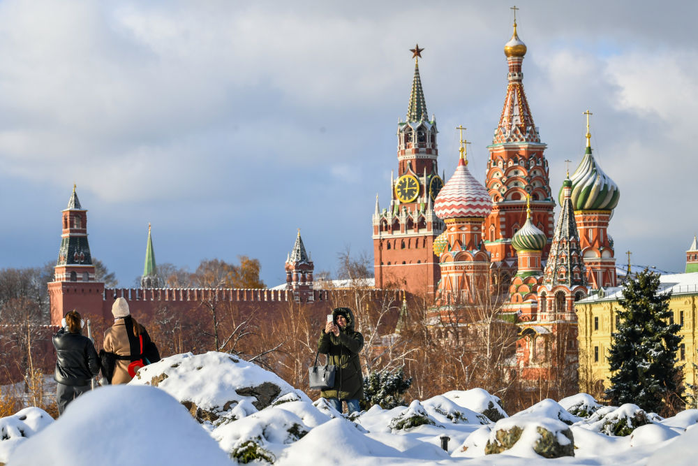 11月17日，在俄罗斯首都莫斯科，人们在雪后拍照。新华社记者曹阳摄